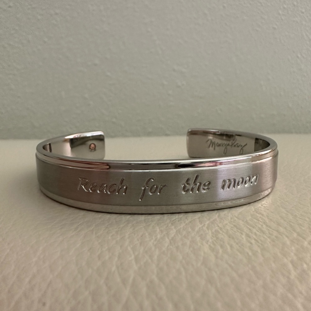 New Mary Kay Adjustable Silver Bracelet with Moon “Reach for the moon”